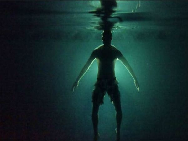 Mơ thấy xác chết trôi sông mang ý nghĩa gì, chọn số nào? Mơ thấy xác chết trôi sông là một người không quen