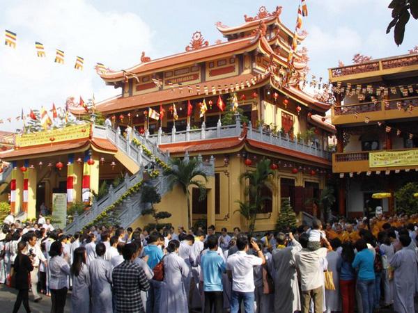 Nằm mơ thấy đi lễ chùa đánh con gì may mắn dễ ăn