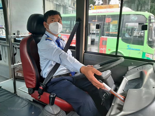 Tình cờ gặp tài xế xe buyết đang lái xe an toàn