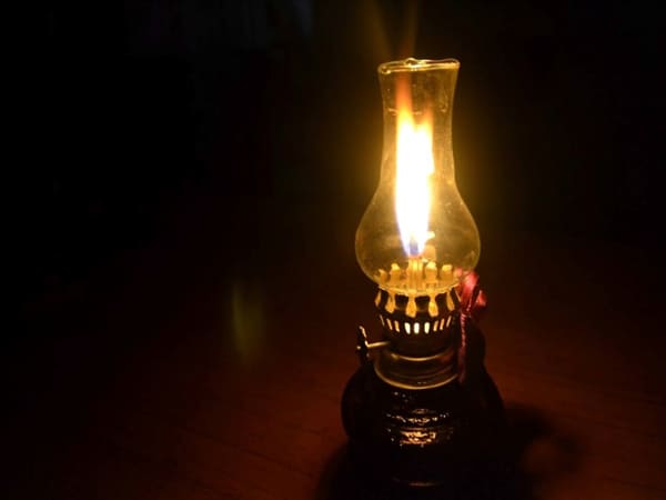 Nhìn thấy đèn dầu đang cháy sáng