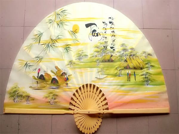 Trường hợp thấy quạt giấy nhiều màu sắc