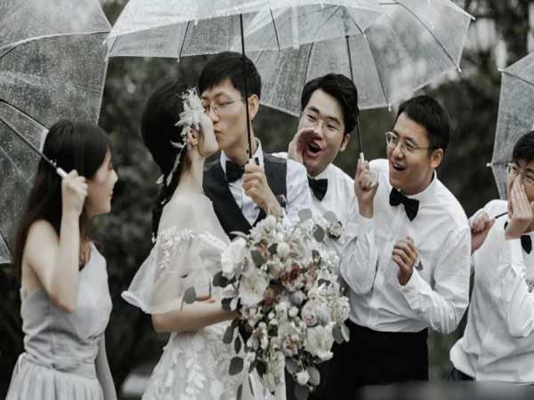 Tình cờ gặp đám cưới vào ngày trời mưa gió