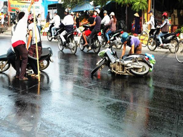 Không may bị ngã xe khi đang đi làm