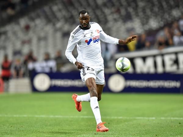 cau-thu-Lacina-Traore-la-cau-thu-co-chieu-cao-an-tuong