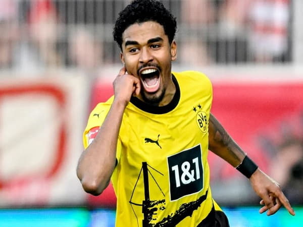Ian Maatsen là cầu thủ Hà Lan đá cho Dortmund