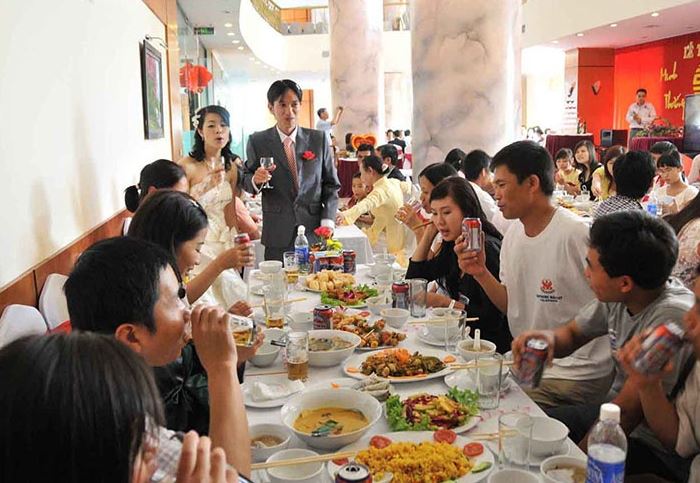 Mộng thấy ăn cỗ linh đình, nhiều món ngon