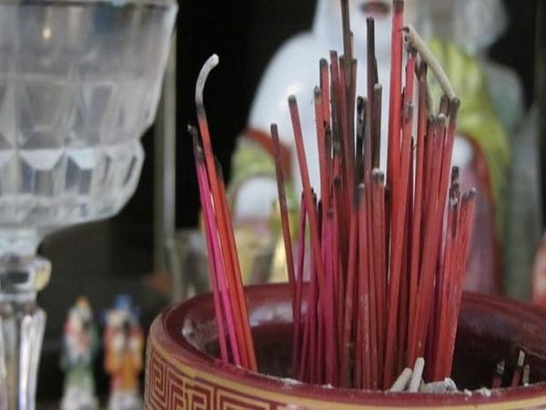 Luận điềm báo chân hương xuất hiện khi thắp nhang